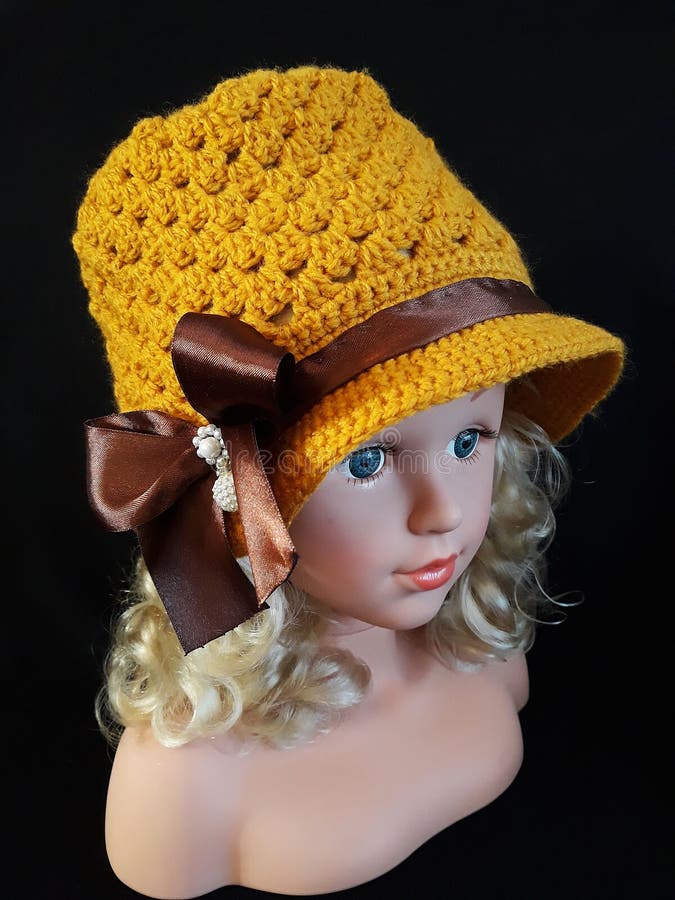 Handmade шляпа зимы дам вязания крючком стоковые изображения